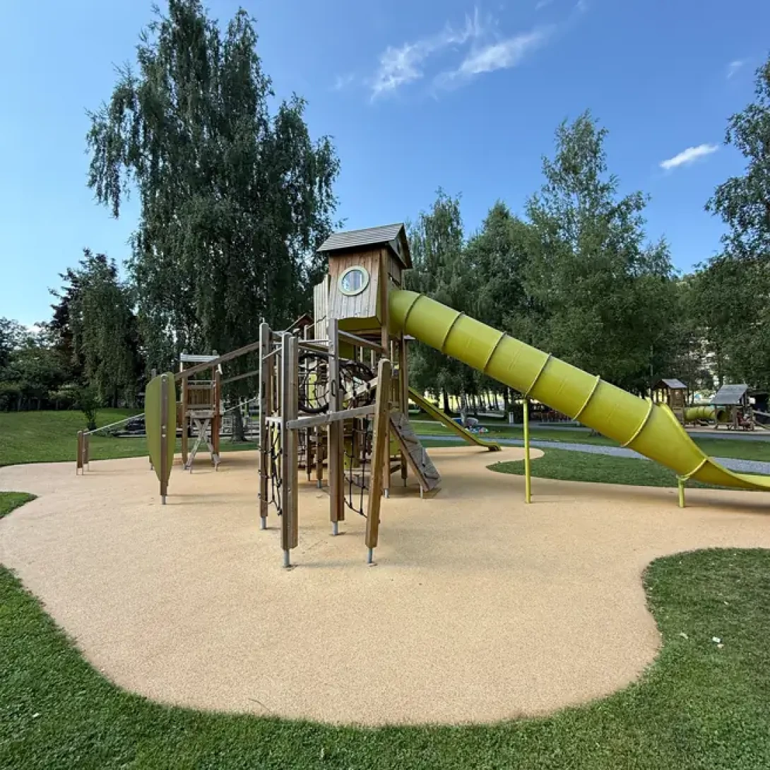 Spielplätze & Holzroste